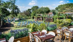 雷丁The Great House, Sonning, Berkshire的花园内带桌椅的庭院