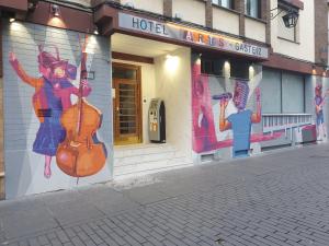 维多利亚-加斯特伊兹Hotel Arts - Gasteiz Centro的一座有女人弹吉他壁画的建筑