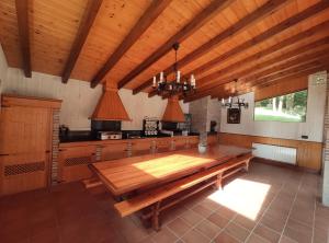 OgarrioPosada La Casa de Lastras的一间大厨房,在房间内配有木桌