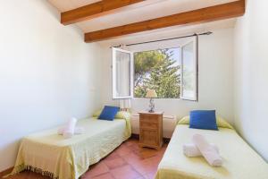桑坦德利亚湾Villa Blancala 502的一间卧室设有两张床和窗户。