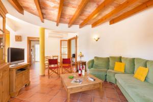 桑坦德利亚湾Villa Blancala 502的客厅配有绿色沙发和电视