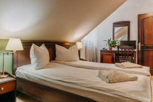 奥多尔黑塞库耶斯克Páva City的卧室配有带白色枕头的大床