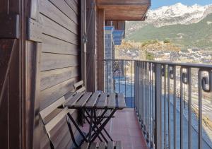 萨连特加列戈特雷斯醌公寓酒店的山景阳台上的长凳