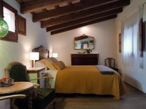 圣格雷戈里奥马斯吉贝特旅馆的一间卧室配有一张床、一张桌子和一面镜子
