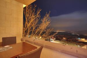 乌奇希萨尔卡帕多西亚亚丁酒店的一张餐桌,晚上可欣赏到城市美景