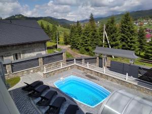 帕利亚尼西亚Cottage Diamant Y&M的享有房子游泳池的顶部景色