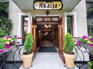 库多瓦-兹德鲁伊庞赛特艾卡亚旅馆的餐厅的前门,餐厅有花盆