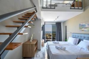 斯塔夫罗斯Alos Utopia的一间带两张床的卧室和楼梯