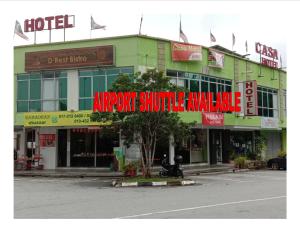 雪邦Casa Hotel near KLIA 1的一座大型建筑,上面有机场班车标志