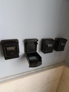 法鲁Inn Faro - Casa Amarela - Guest House的墙上有四个黑盒子