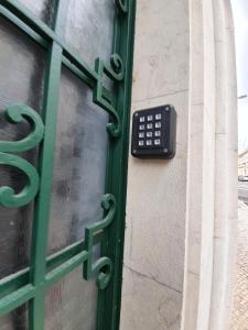 法鲁Inn Faro - Casa Amarela - Guest House的门,有遥控器连接到窗口