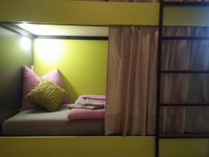 克罗诺维察Hostel **Casa del Sole**的客房配有带枕头和镜子的床