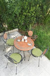 塞拉瓦莱皮斯托耶塞CASA Lux的桌椅和茶具