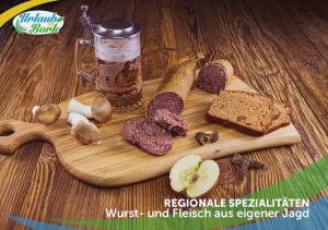 屈里茨Jagd-Angler-Suite-03-im-Wald-am-See的木板,包括肉类和面包及饮料