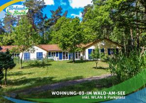 屈里茨Jagd-Angler-Suite-03-im-Wald-am-See的树在院子里的房子