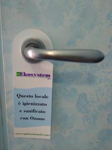 基亚瓦里法拉利酒店的浴室门上带把手的标志