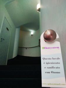 基亚瓦里法拉利酒店的楼梯间一侧的标志