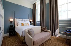 巴斯The Gainsborough Bath Spa - Small Luxury Hotels of the World的配有一张床和一把椅子的酒店客房