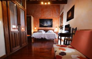 Barajas de GredosCasa del Altozano的一间卧室配有一张床和一张桌子
