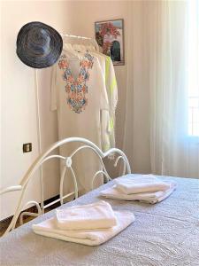 斯派赛斯Summer house in Spetses的配有一张床铺和一张桌子上的毛巾的房间