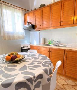 Summer house in Spetses的厨房或小厨房