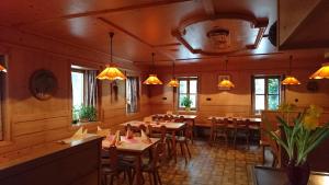 法伦茨豪森Fischerhof的一间在房间内配有桌椅的餐厅