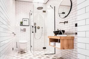 MiddelbeersBoutique Hotel De Beerze的带淋浴和盥洗盆的白色浴室