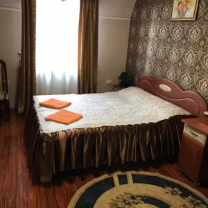 Zhensna PolʼskaІдилія的一间卧室配有带橙色毛巾的床