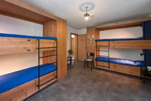 采尔马特Chalet Turbina的一间设有两张双层床的客房