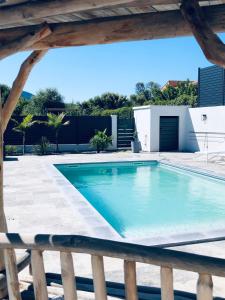 阿雅克修LA POINTE D’ASPRETTO的后院的游泳池,带有木栅栏
