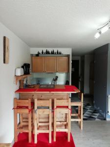 拉萨尔莱阿尔佩Le Galibier的厨房配有桌椅和台面