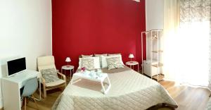 巴勒莫B&B Civico 20的一间卧室设有一张床和红色的墙壁