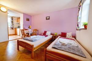 Mikulčice优科斯泰拉旅馆的一间带两张床的卧室和一间餐厅