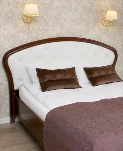 帕兰加Villa Airina的卧室配有白色的床和2个枕头
