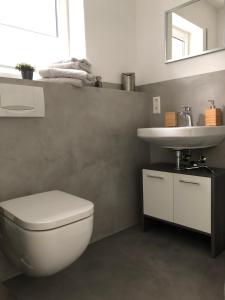 科赫姆Ferienwohnung Zenzen的浴室配有白色卫生间和盥洗盆。