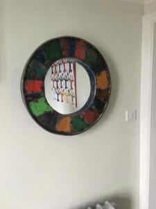 纽基贝德拉姆之家酒店的墙上的盘子,上面有一张特纳姆的画