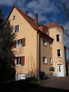 德累斯顿Ferienwohnung Dresden West的红色屋顶的大型黄色房屋