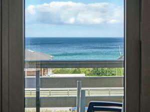 阿灵厄4 person holiday home in Allinge的从窗户可欣赏到海景