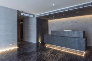 曼谷Ashley Hotel BKK的酒店大堂,墙上有标志