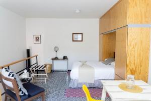 墨西哥城卡萨蒙特祖玛公寓酒店的酒店客房带一张床、一张桌子和椅子