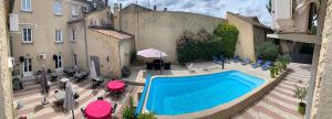 索尔古河畔的恩特莱奎斯Logis Hôtel La Bastide d'Entraigues的享有庭院游泳池的顶部景色