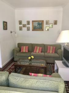 卡斯卡伊斯3 Bedroom Town House - Historic Centre of Cascais. 100 mts from the beach and centre of Cascais的带沙发和咖啡桌的客厅