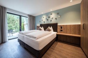 科尔皮缇亚Hotel Berghang的一间带大床的卧室和一个阳台