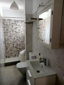 格拉纳迪利亚德亚沃纳Casa Mary的一间带水槽、卫生间和镜子的浴室