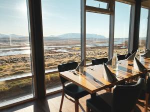HofstaðirHofsstadir - Country Hotel的一间会议室,配有桌椅和窗户