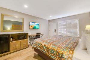 安纳海姆阿纳海姆414酒店的一间卧室配有一张床和一台平面电视