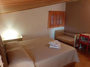 卡波泰拉B & B Country House的一间卧室配有一张床,上面有两条毛巾