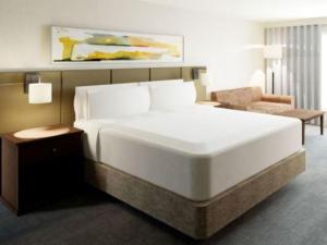 诺斯布鲁克Crowne Plaza Chicago-Northbrook, an IHG Hotel的卧室配有一张白色大床