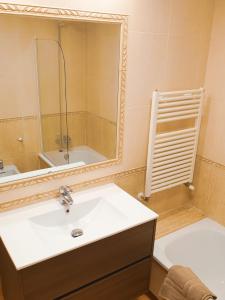 维戈Estudio Vigo Centro Lux的一间带水槽和镜子的浴室