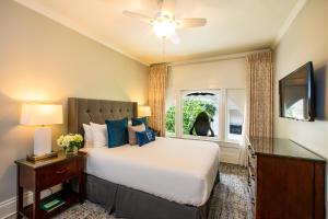 旧金山旧金山大学俱乐部酒店的一间卧室设有一张大床和一个窗户。